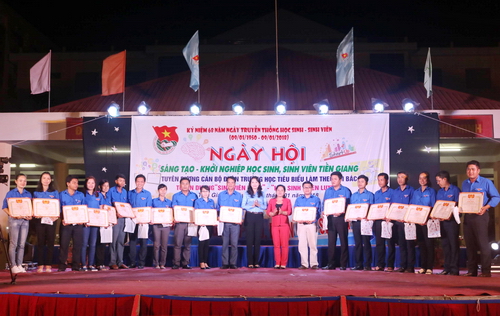 Đồng chí Nguyễn Thị Uyên Trang - Bí thư Tỉnh đoàn tuyên dương cán bộ Đoàn trường học tiêu biểu làm theo lời Bác